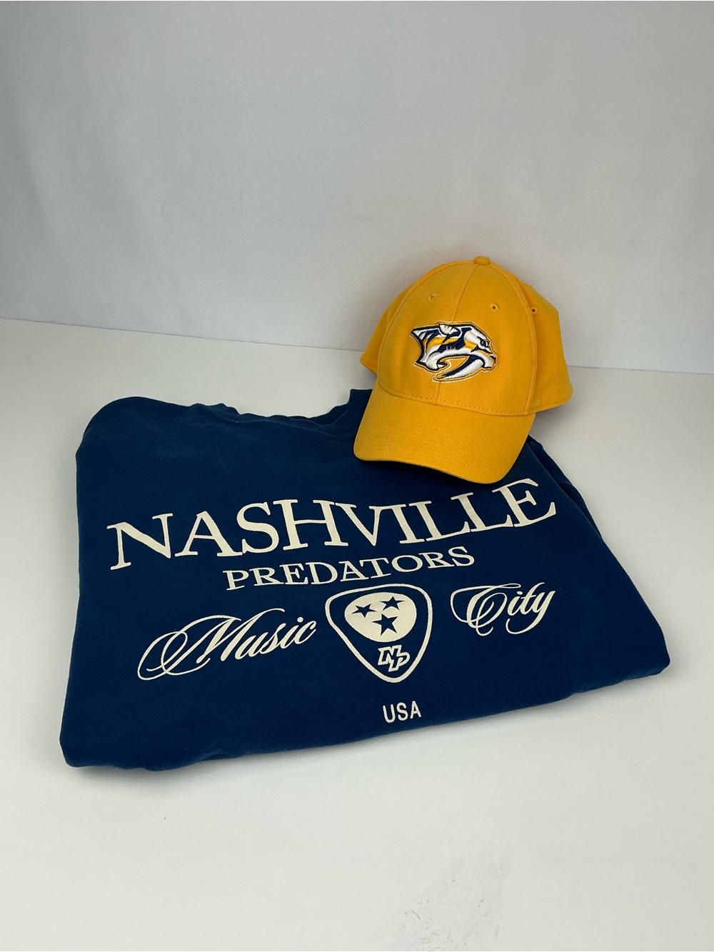 Básico Branco x Nashville Predators Sweatshirt & Adidas Hat Bundle